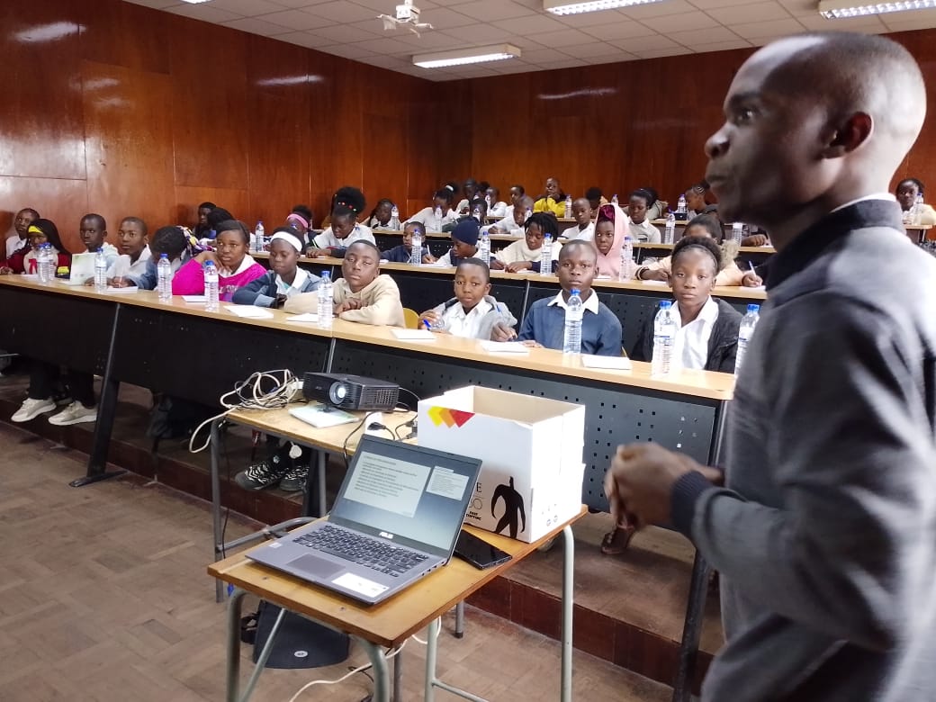 Estudantes da Escola Secundária de Tenga visitam Faculdade de Engenharia da UEM